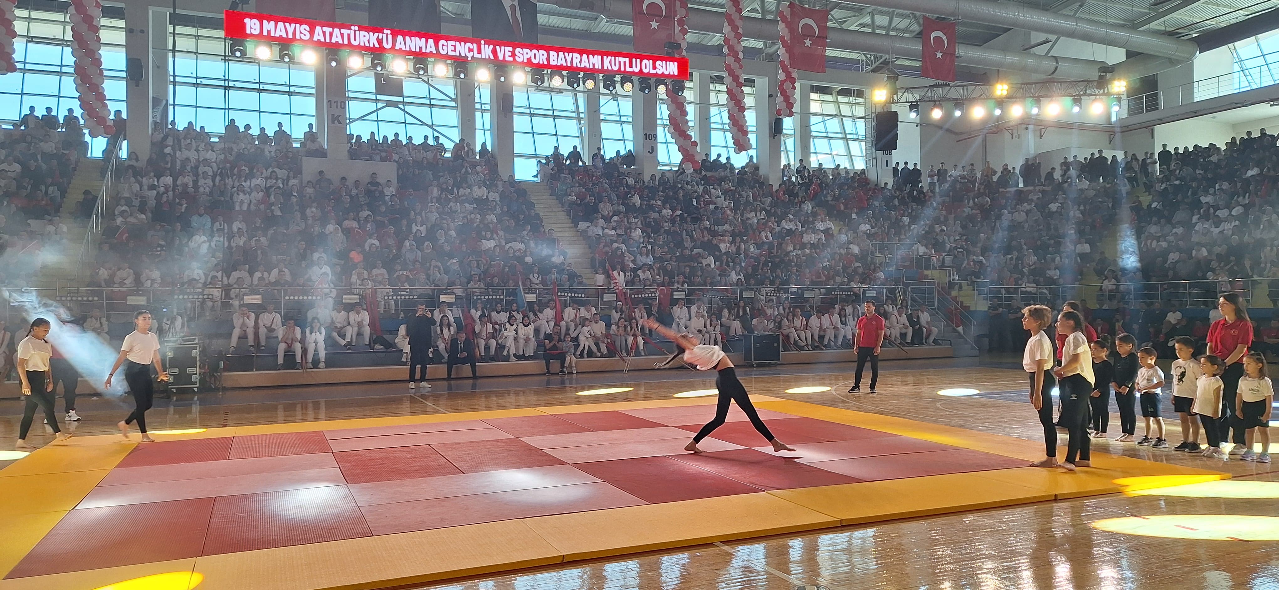 Afyonkarahisar’da 19 Mayıs Kutlamalarında Cimnastik Gösterileri Nefes Kesti