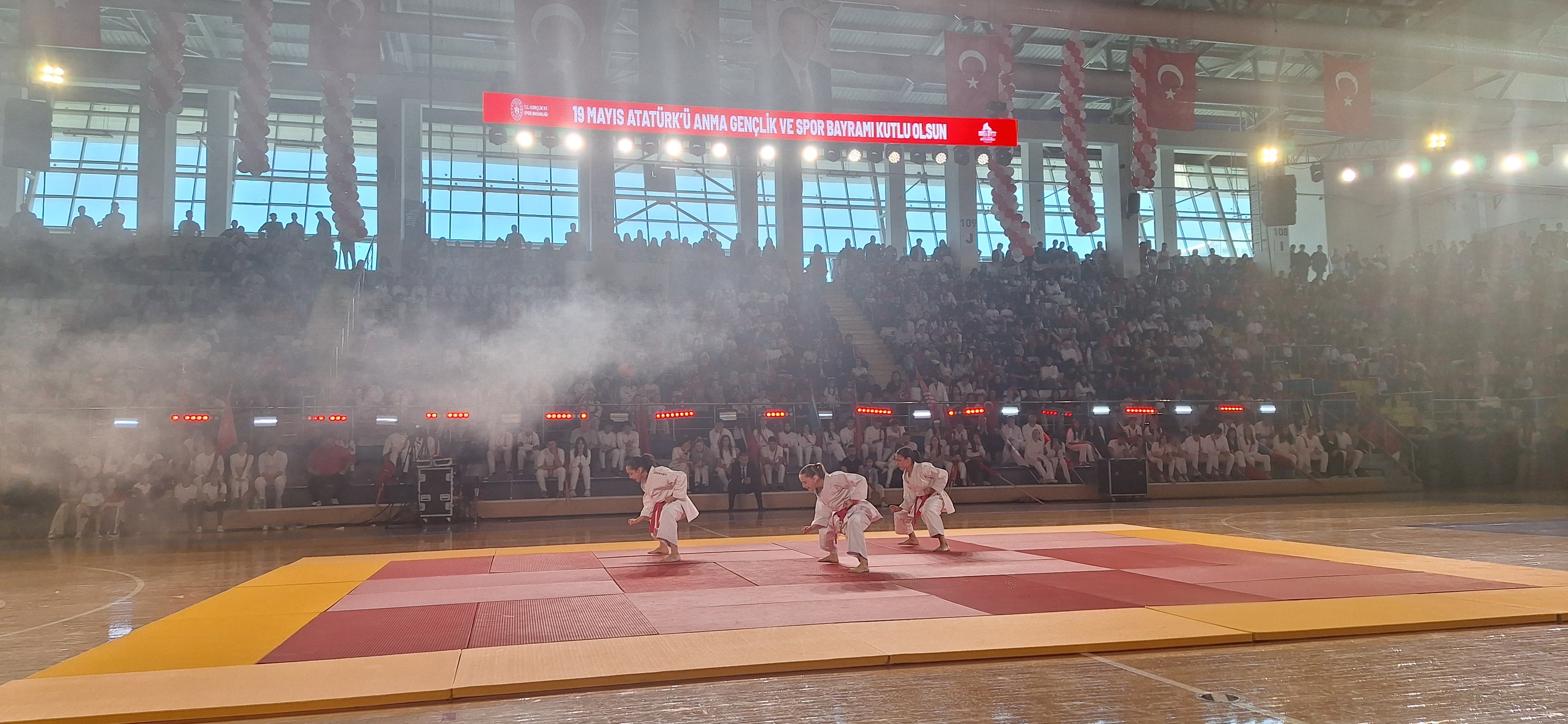 Milli Karetecilerden Nefes Kesen Gösteri! Karatecilerden Alkış Yağmuruna Tutan Performans