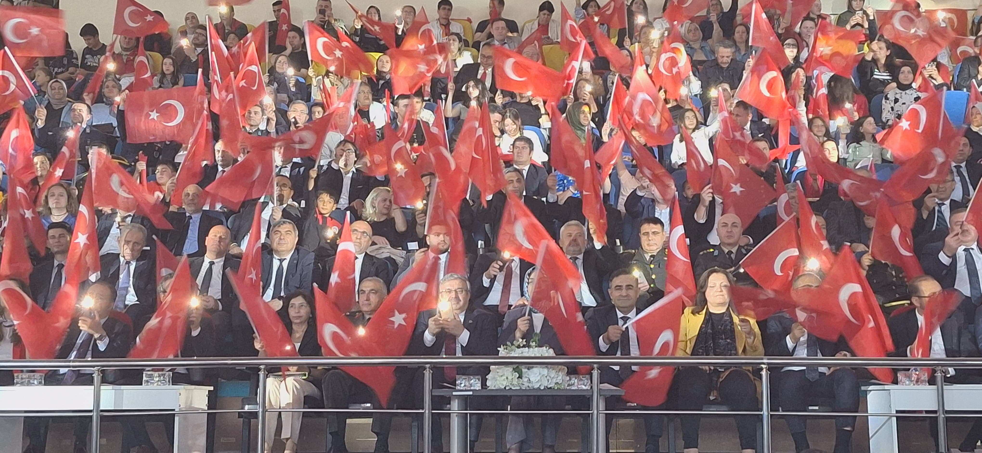 Protokolden "Ölürüm Türkiyem" Sürprizi!  Şarkıya Hep Birlikte Eşlik Ettiler