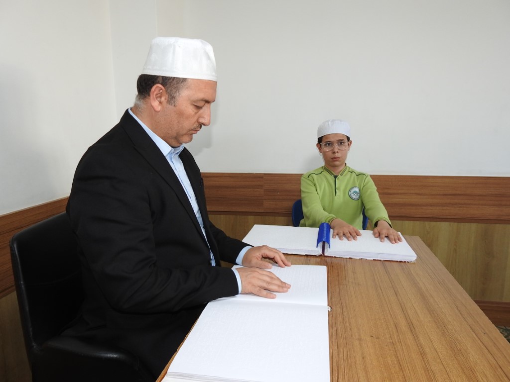 Görme engelli depremzede genç 15 ayda hafız oldu