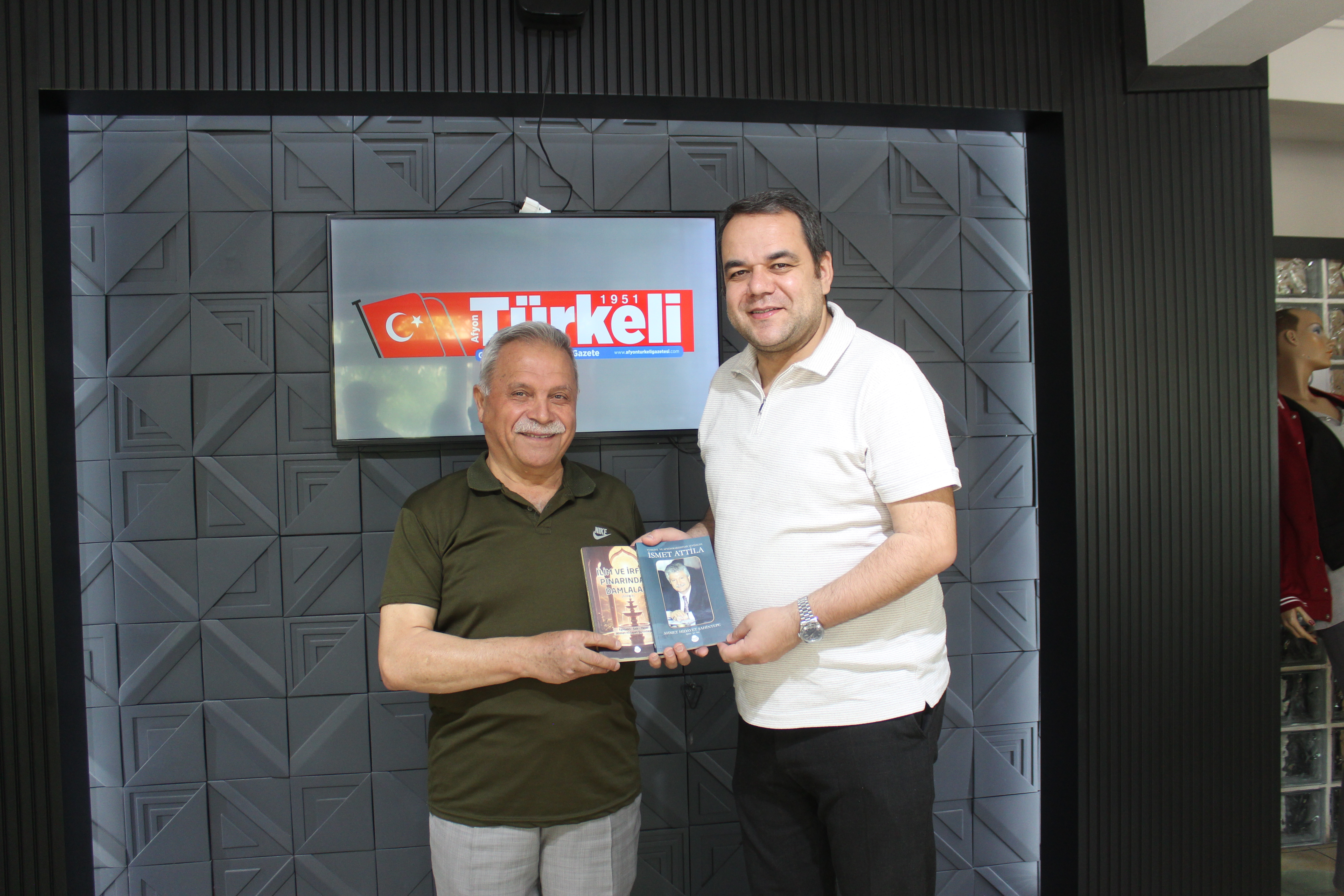 Şahintepe'den Anlamlı Ziyaret: Yazdığı Eserleri Gazetemiz İmtiyaz Sahibi Önder Artuk'a Takdim Etti