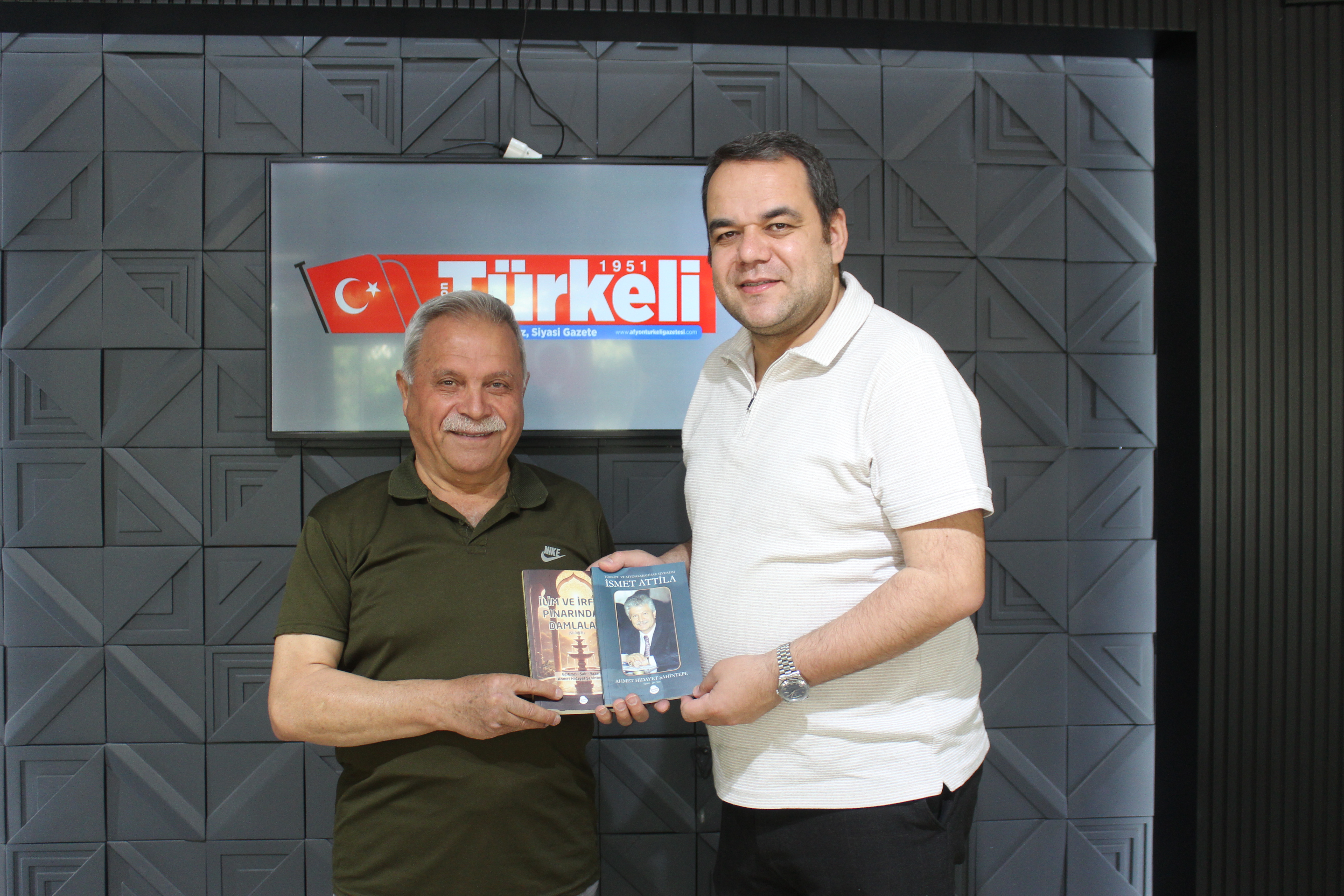 Şahintepe'den Anlamlı Ziyaret: Yazdığı Eserleri Gazetemiz İmtiyaz Sahibi Önder Artuk'a Takdim Etti