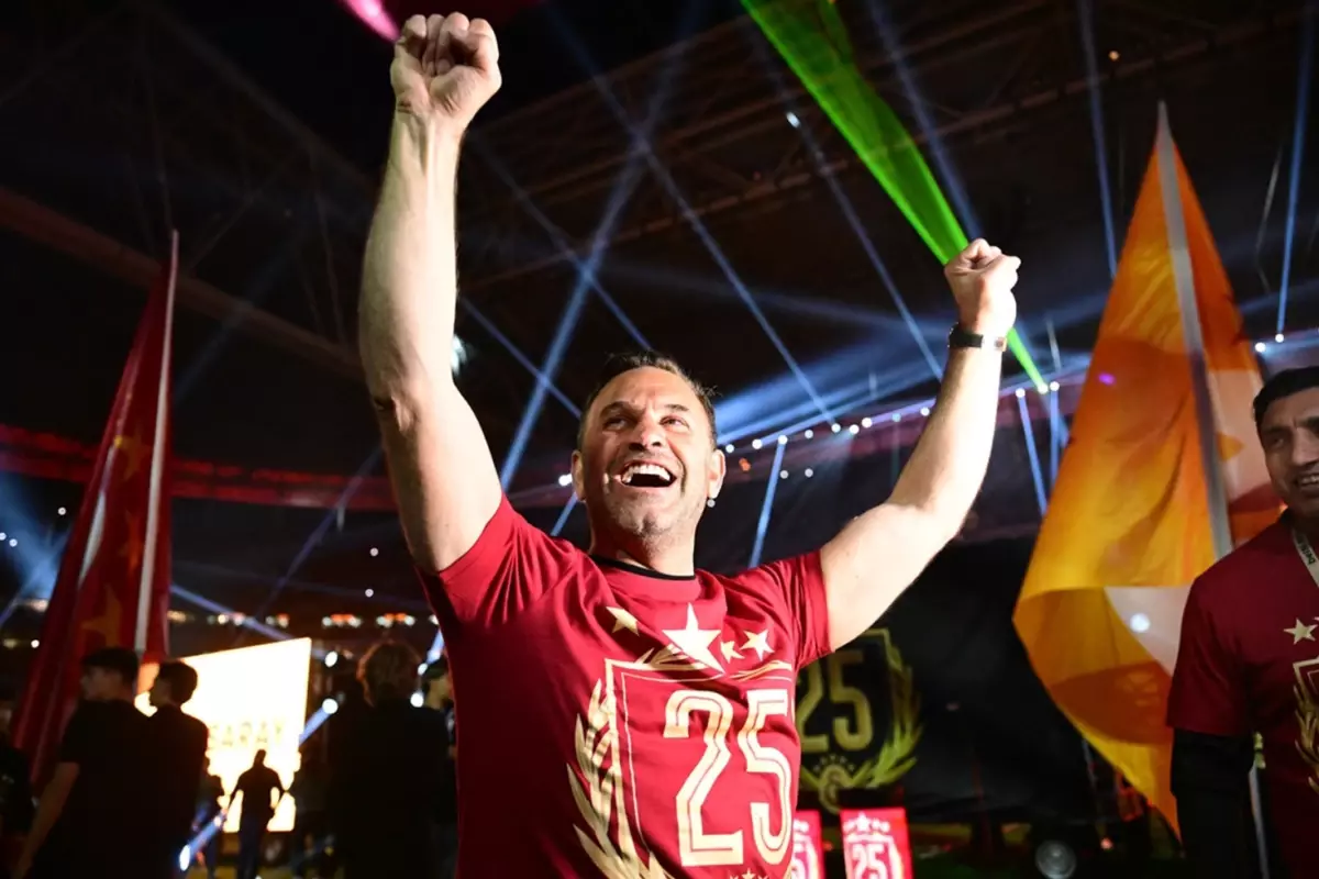 Galatasaray’dan 5 Yıldızlı Yeni Sezon Hamlesi! Tarihi Başarı Sonrası Yeni Formalar ve Logo Taraftarla Buluştu