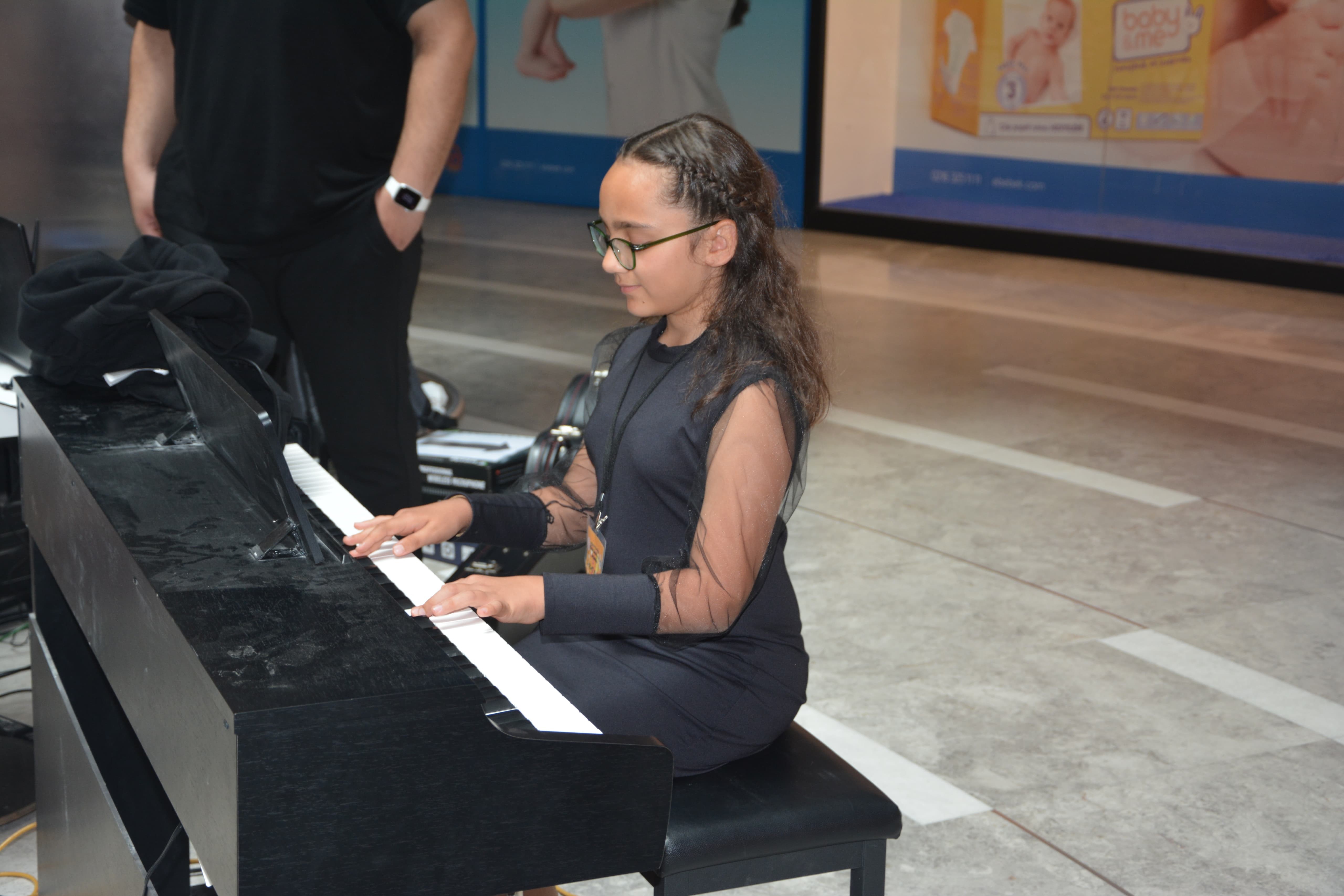 Kültür Şenliği’nde Müzik ve Sanat Rüzgârı!  Piyanoda Harikalar Yaratan Minik Deniz, İzleyenleri Büyüledi