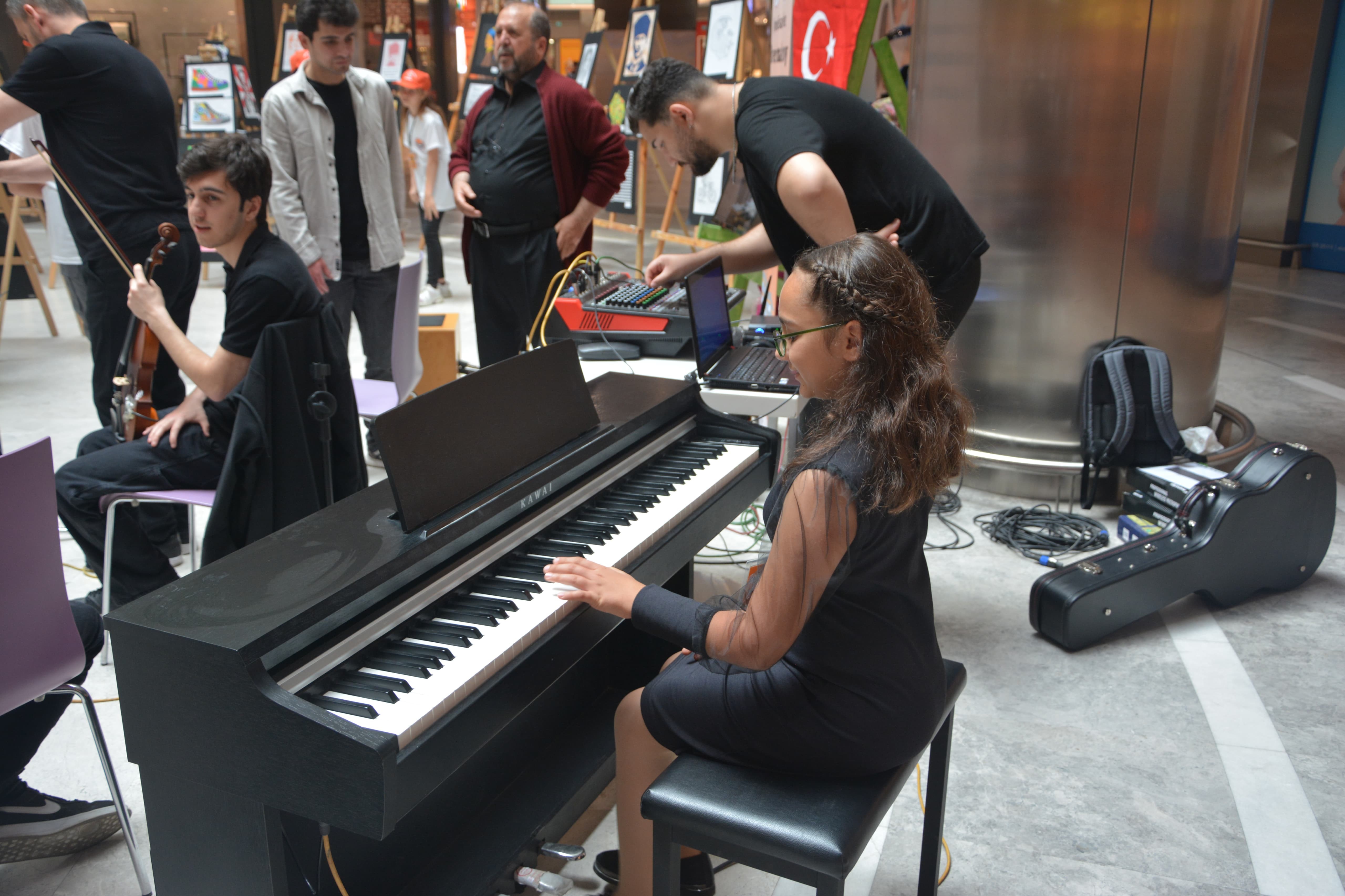 Kültür Şenliği’nde Müzik ve Sanat Rüzgârı!  Piyanoda Harikalar Yaratan Minik Deniz, İzleyenleri Büyüledi