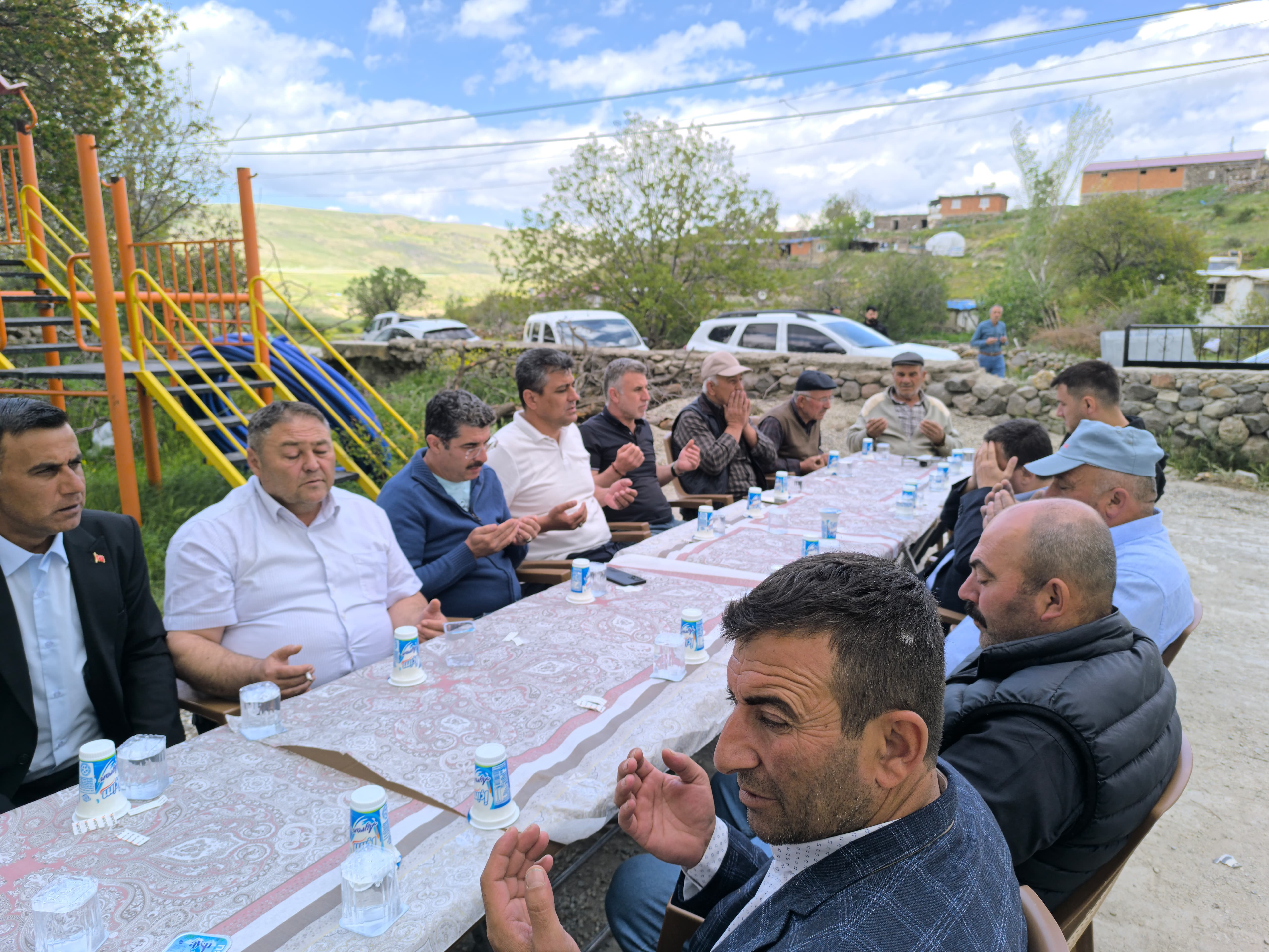 Karahallı'da Bereket İçin Eller Semaya Açıldı: Yağmur Duasının Ardından Hayır Yemeği İkram Edildi