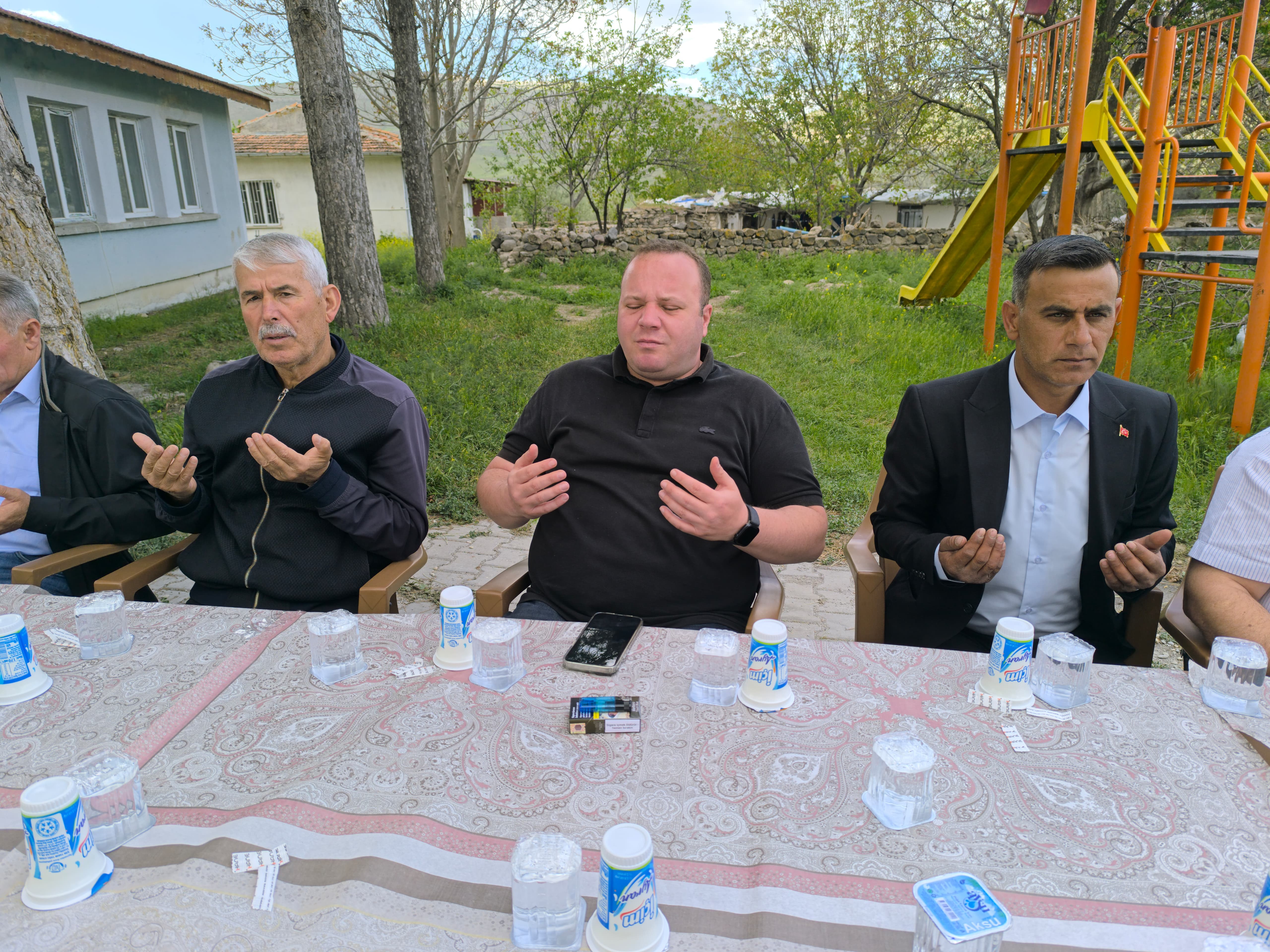 Karahallı'da Bereket İçin Eller Semaya Açıldı: Yağmur Duasının Ardından Hayır Yemeği İkram Edildi