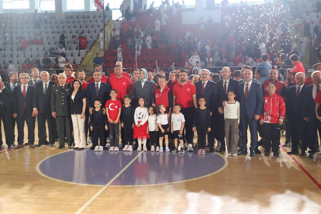 AFYONKARAHİSAR'DA 19 MAYIS COŞKUYLA KUTLANDI