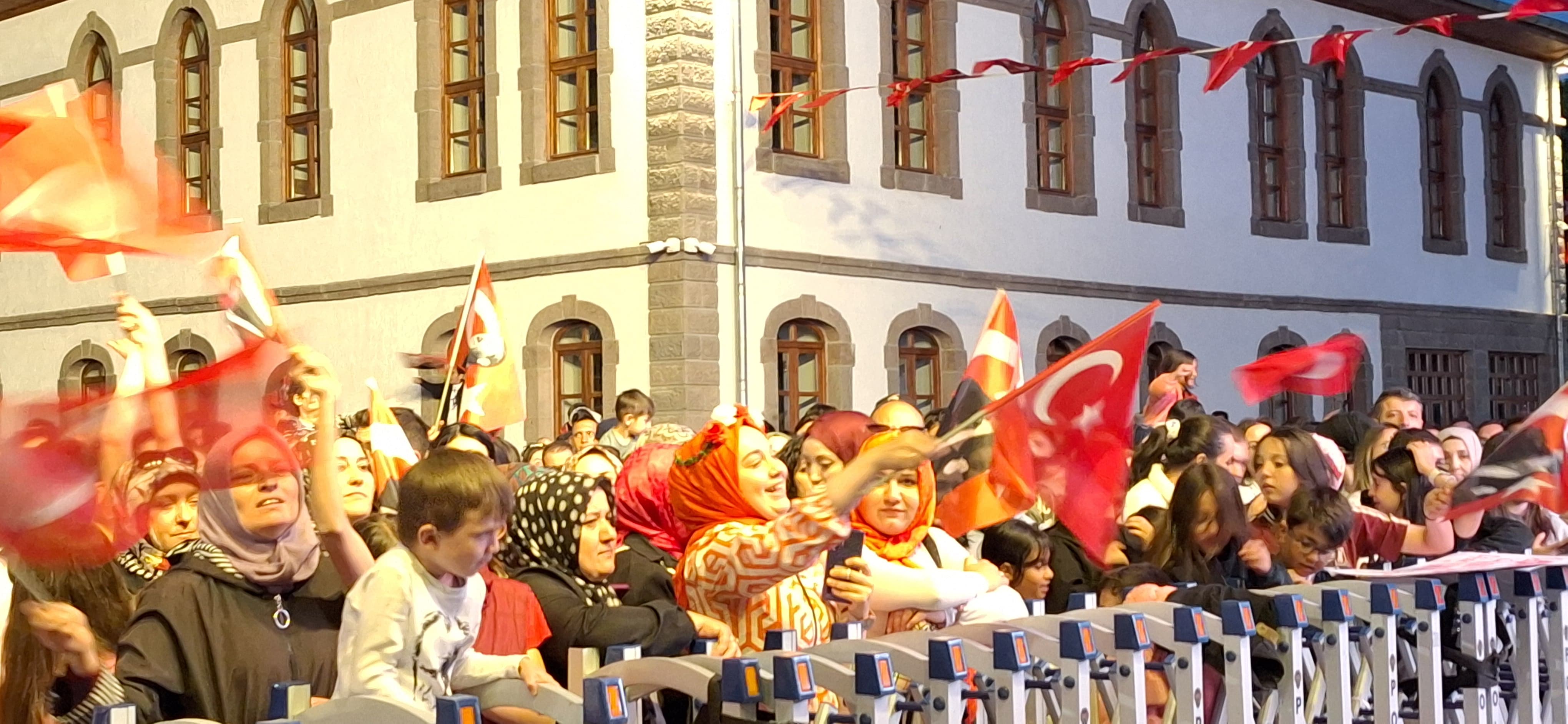 Zafer Meydanı, Candan Erçetin'i bekliyor