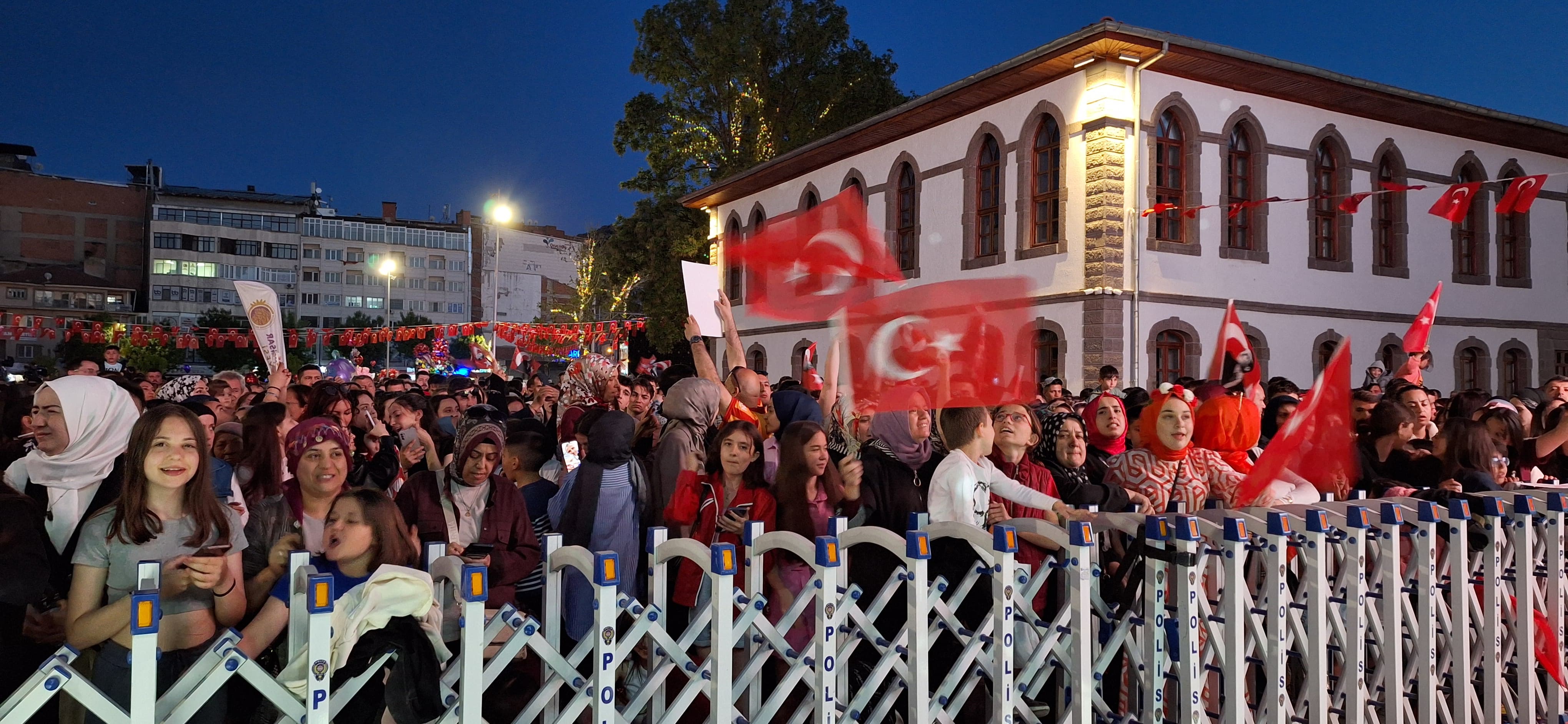 Zafer Meydanı, Candan Erçetin'i bekliyor