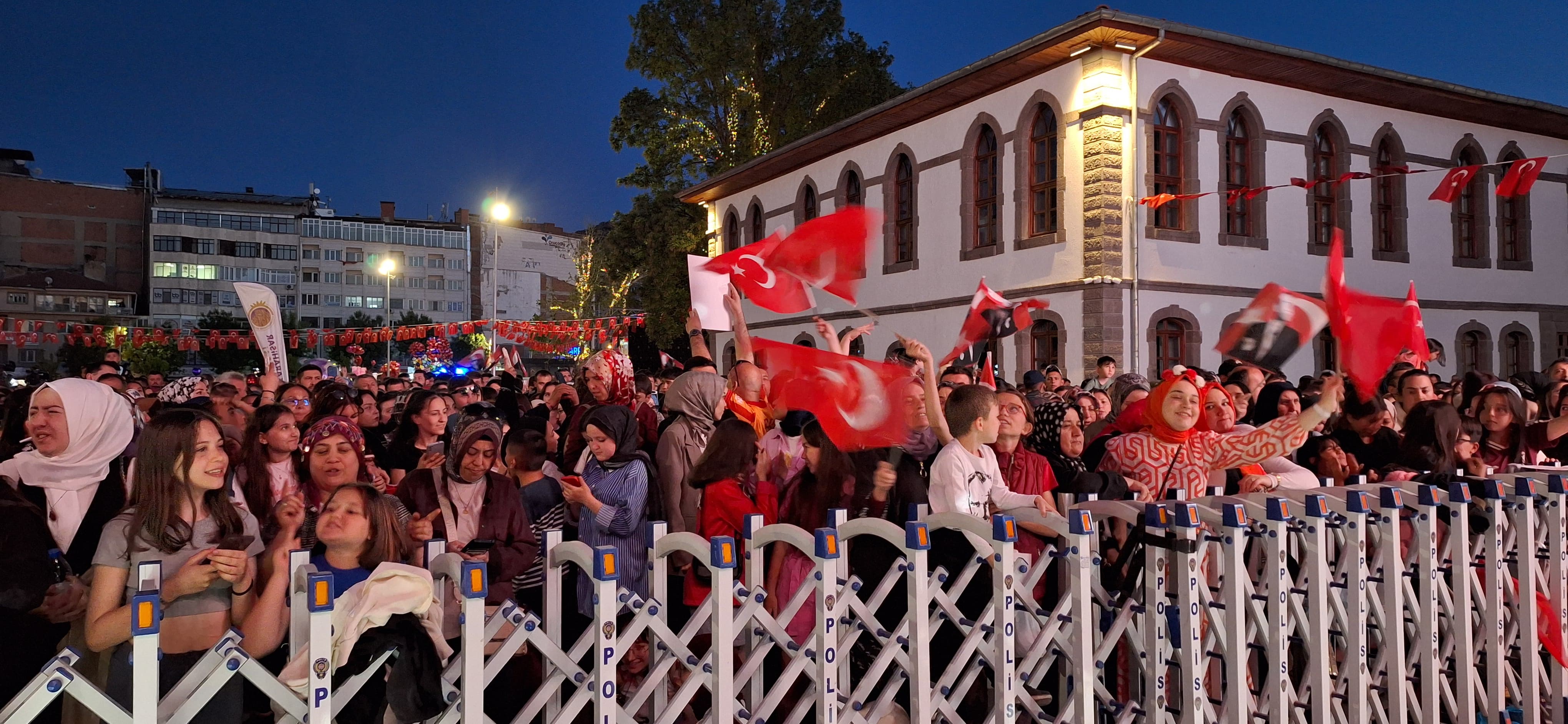 Zafer Meydanı, Candan Erçetin'i bekliyor