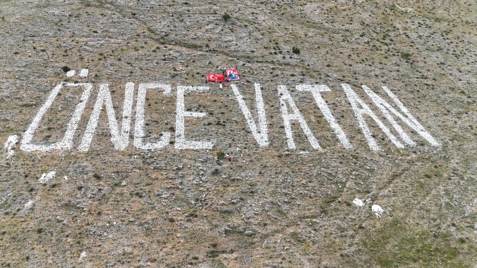 Gençlerden Anlamlı Mesaj: Emirdağ Tepelerine “Önce Vatan” Yazdılar