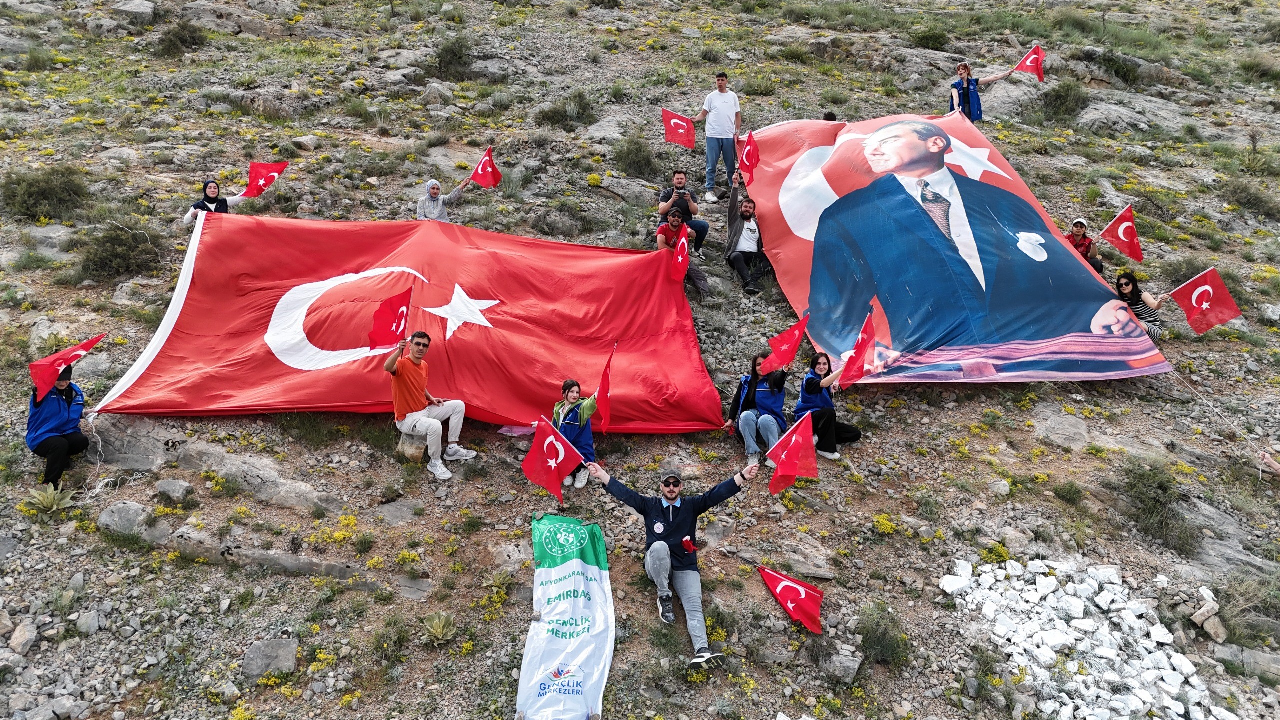 Gençlerden Anlamlı Mesaj: Emirdağ Tepelerine “Önce Vatan” Yazdılar