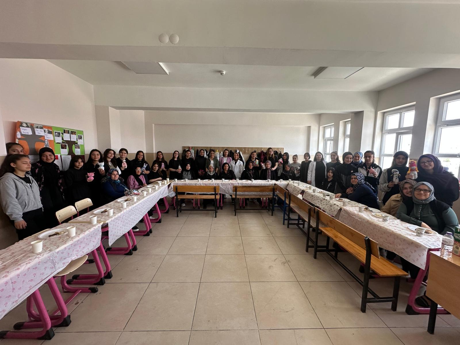 AFYON’DA OKUL-VELİ İŞ BİRLİĞİ FARK OLUŞTURDU! SINIFTA SÜRPRİZ ANLAR