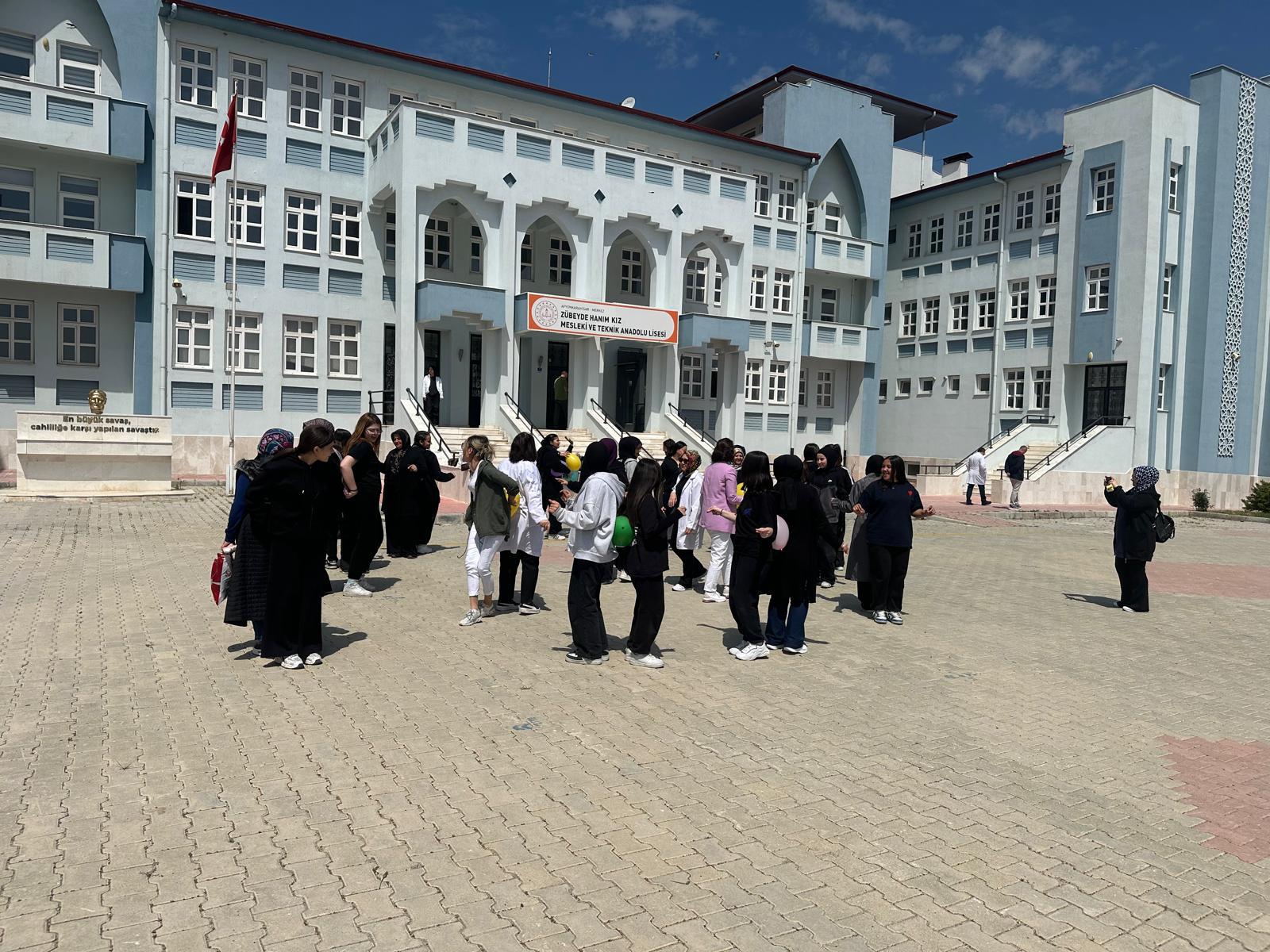 AFYON’DA OKUL-VELİ İŞ BİRLİĞİ FARK OLUŞTURDU! SINIFTA SÜRPRİZ ANLAR