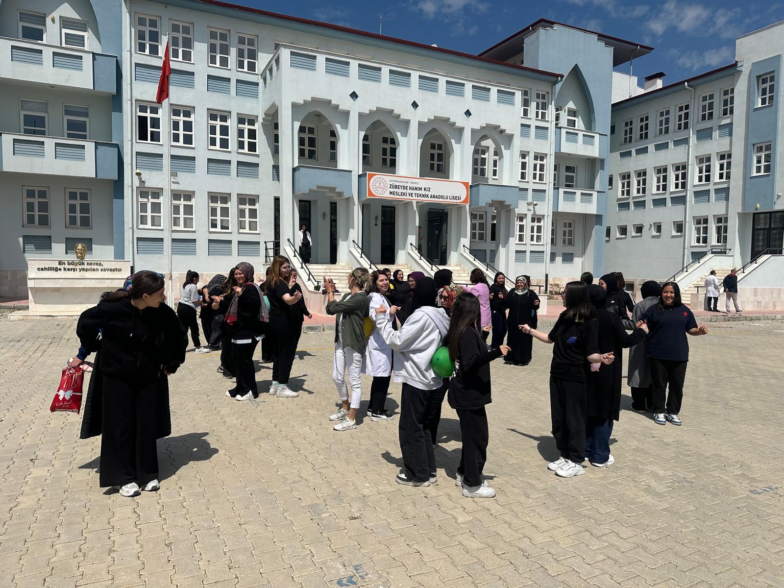 AFYON’DA OKUL-VELİ İŞ BİRLİĞİ FARK OLUŞTURDU! SINIFTA SÜRPRİZ ANLAR