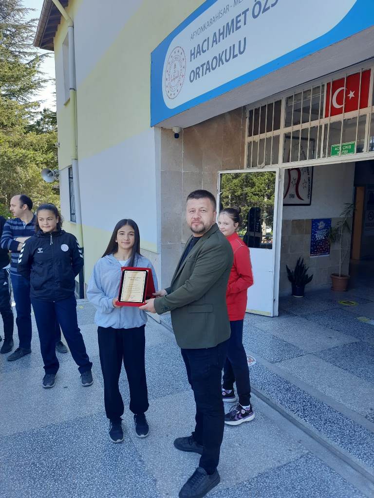 BAŞARILI GÜREŞÇİLERE MAHALLE MUHTARI’NDAN ANLAMLI JEST