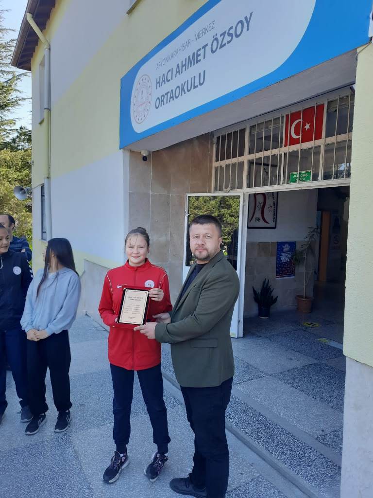 BAŞARILI GÜREŞÇİLERE MAHALLE MUHTARI’NDAN ANLAMLI JEST