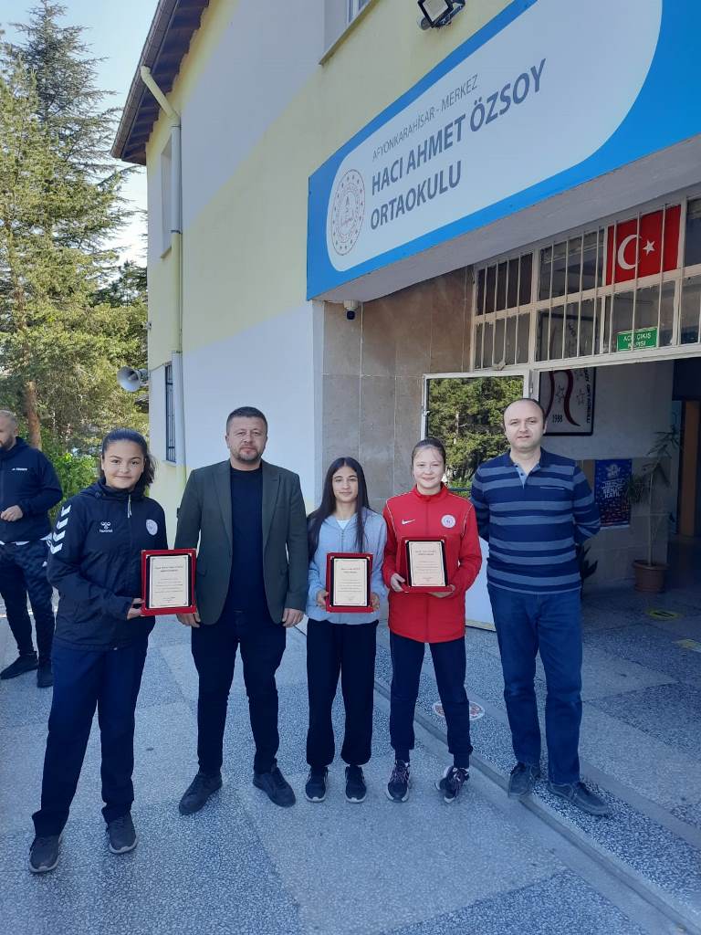 BAŞARILI GÜREŞÇİLERE MAHALLE MUHTARI’NDAN ANLAMLI JEST