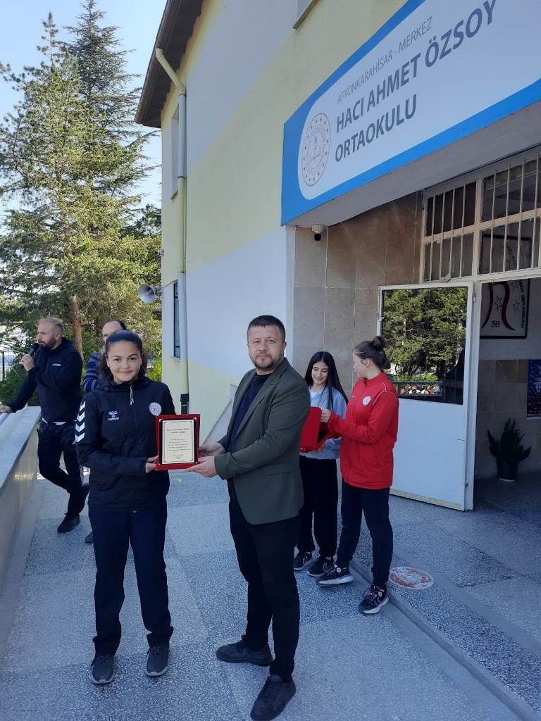 BAŞARILI GÜREŞÇİLERE MAHALLE MUHTARI’NDAN ANLAMLI JEST