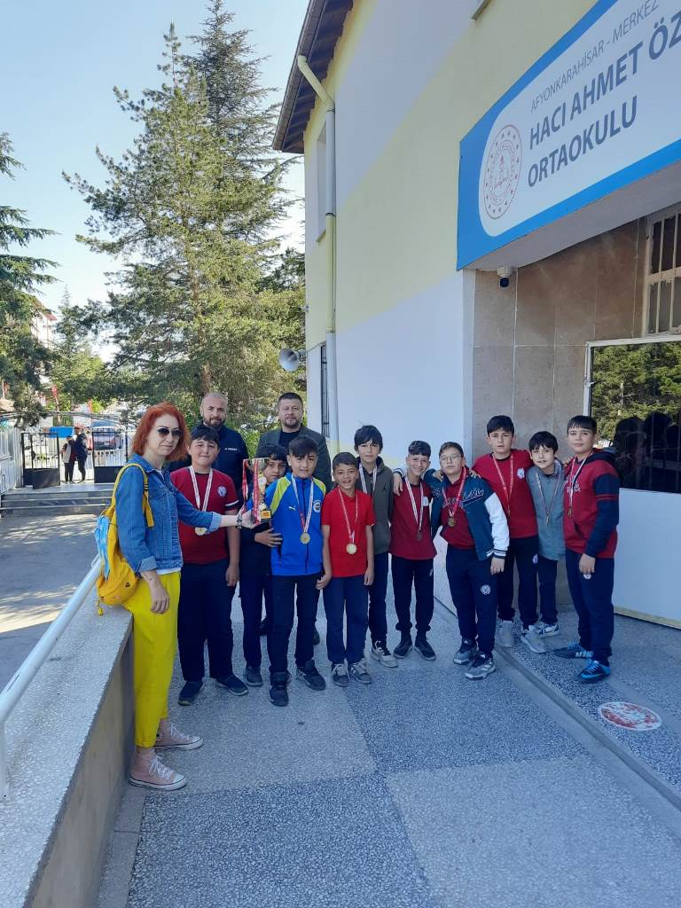 BAŞARILI GÜREŞÇİLERE MAHALLE MUHTARI’NDAN ANLAMLI JEST