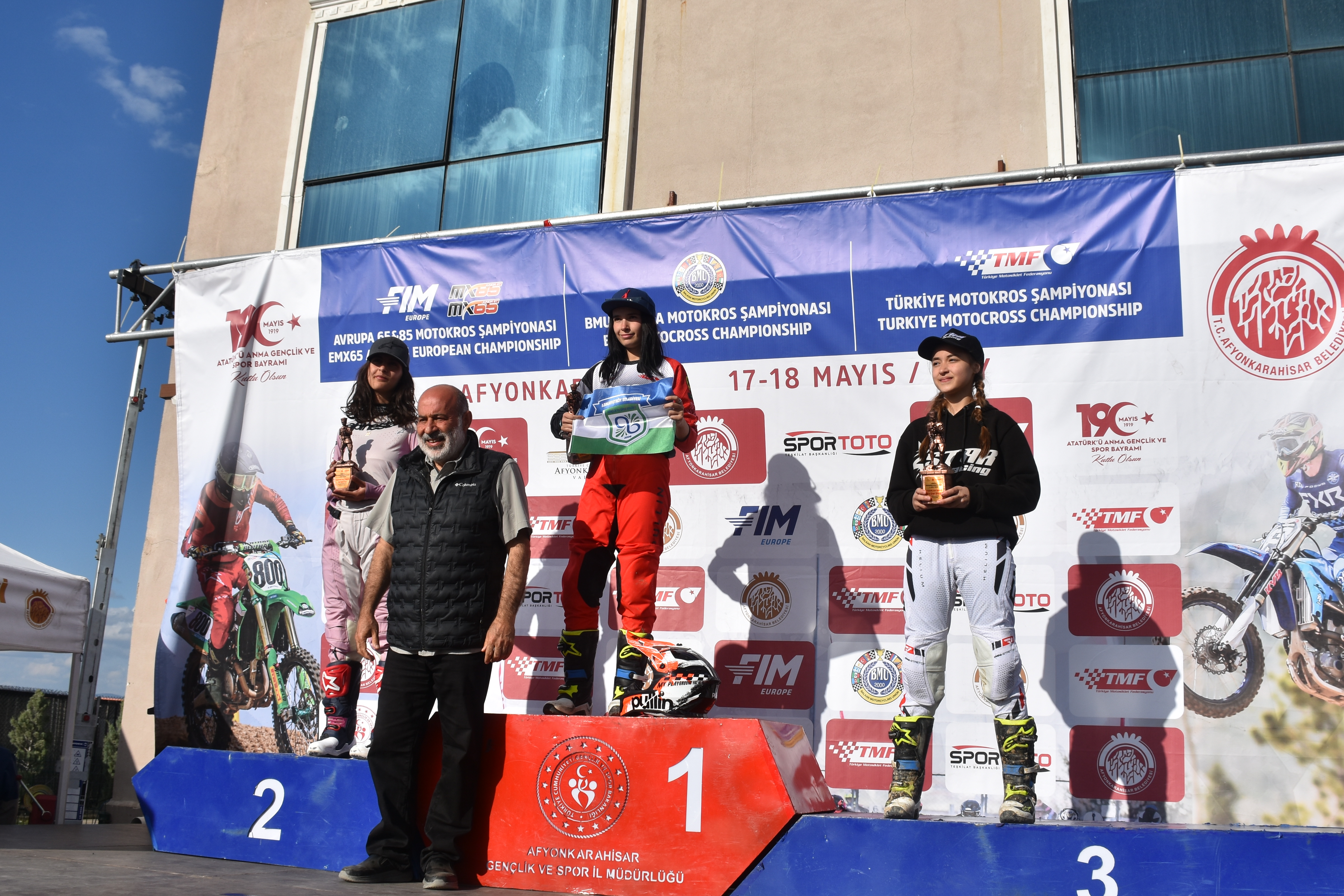 Babalarının İzinden Giden Kızlar Motokrosta Zirveye Koşuyor