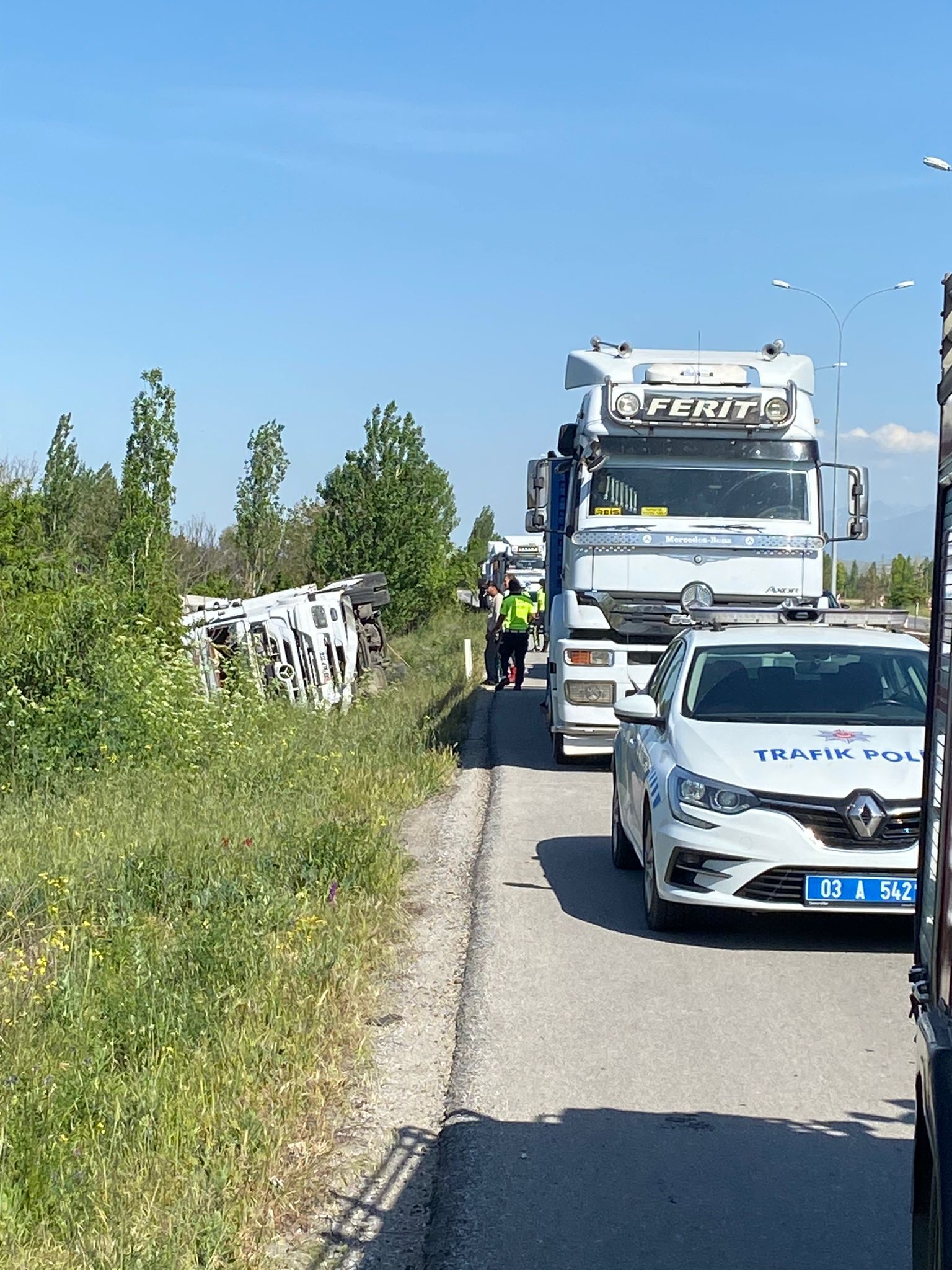 Afyon-Konya Yolunda Tır Devrildi Yol Trafiğe Kapatıldı