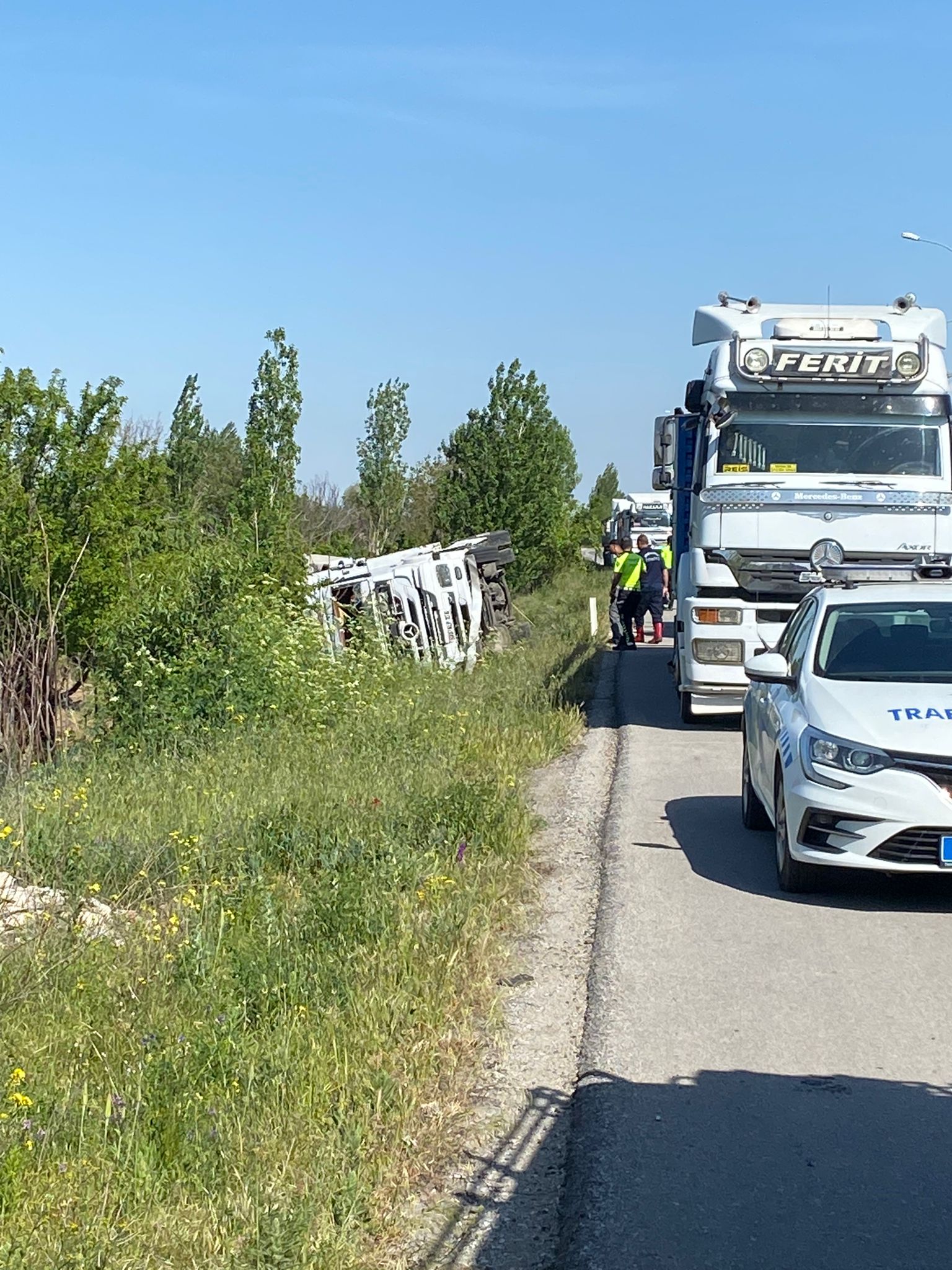 Afyon-Konya Yolunda Tır Devrildi Yol Trafiğe Kapatıldı