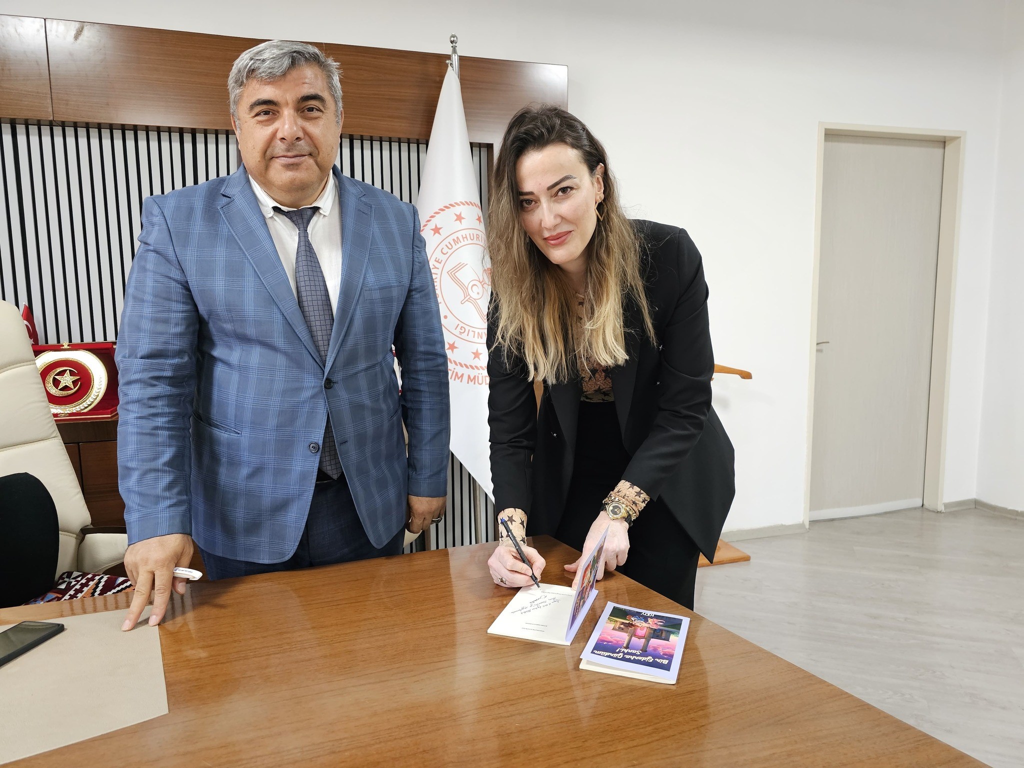 Öğretmen Kübra Akbulut Kavas’tan Müdür Sünnetci’ye Anlamlı Kitap Takdimi