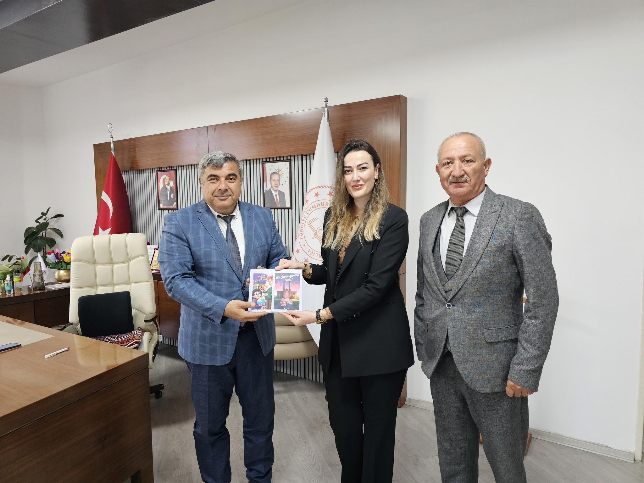 Öğretmen Kübra Akbulut Kavas’tan Müdür Sünnetci’ye Anlamlı Kitap Takdimi