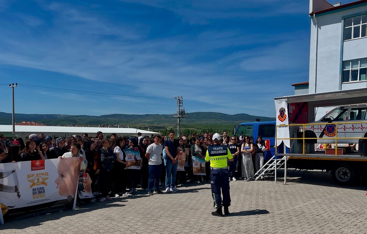 Sinanpaşa’da 160 Öğrenciye Emniyet Kemerinin Önemi Anlatıldı