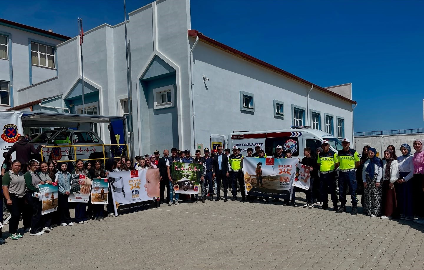 Sinanpaşa’da 160 Öğrenciye Emniyet Kemerinin Önemi Anlatıldı