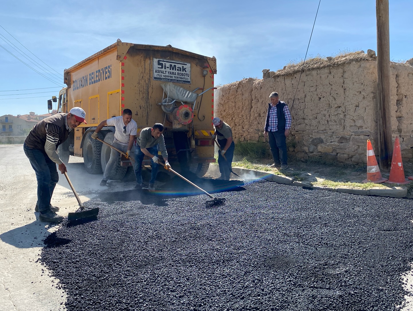 Bolvadin’de Sıcak Asfalt Yama Çalışmaları Devam Ediyor