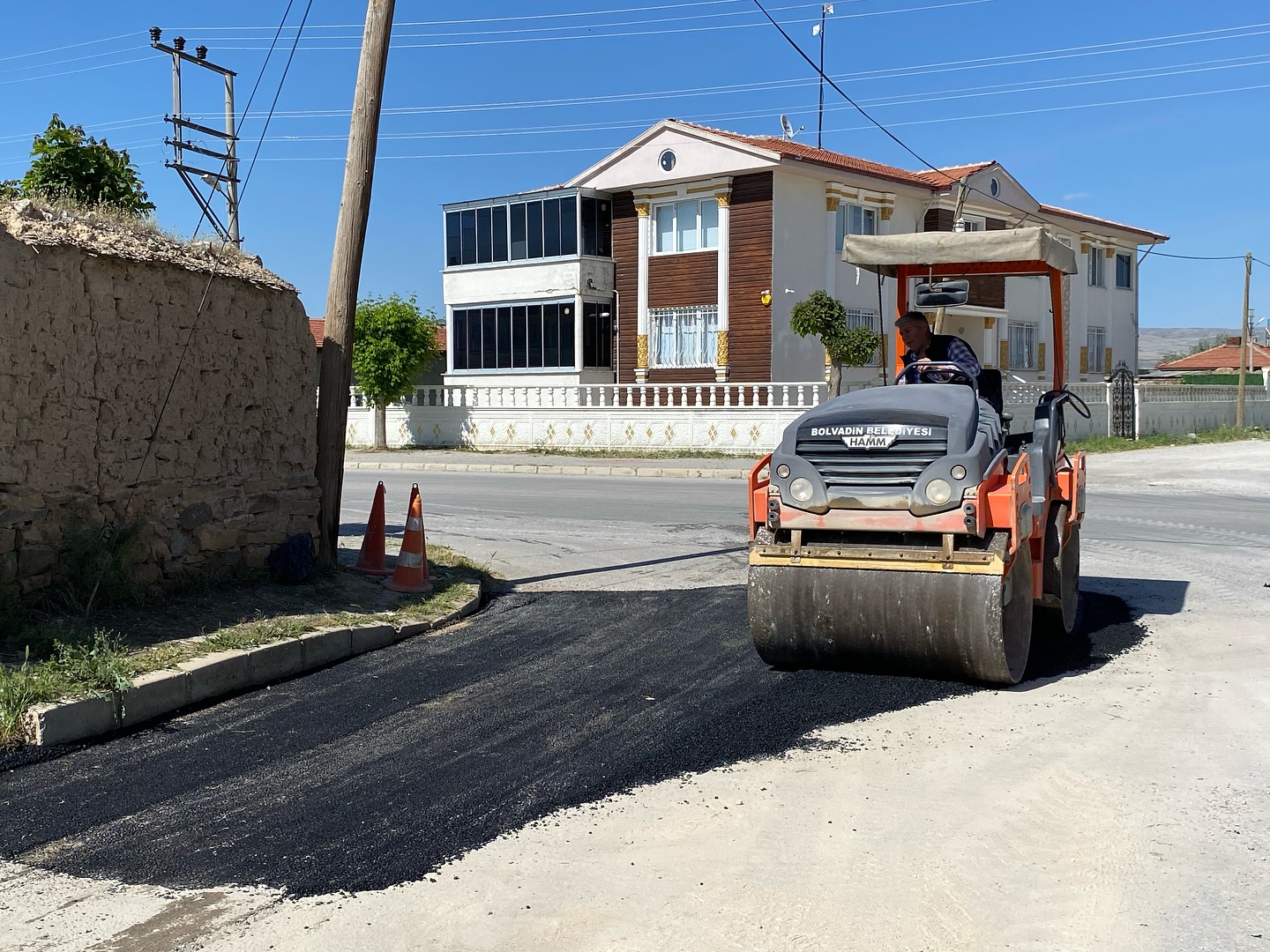 Bolvadin’de Sıcak Asfalt Yama Çalışmaları Devam Ediyor