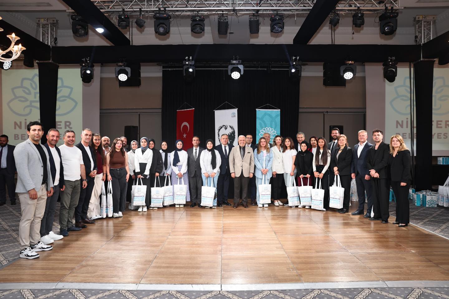 Dinarlı Öğrenciler Şenliklerde Dinarı Gururlandı
