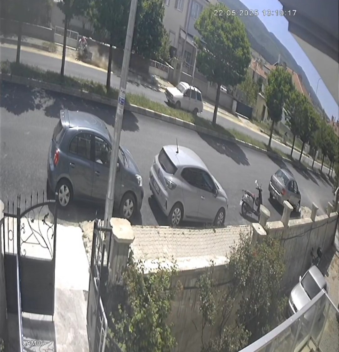 Motosiklet Kaldırıma Çıktı, Duvara Çarparak Durabildi