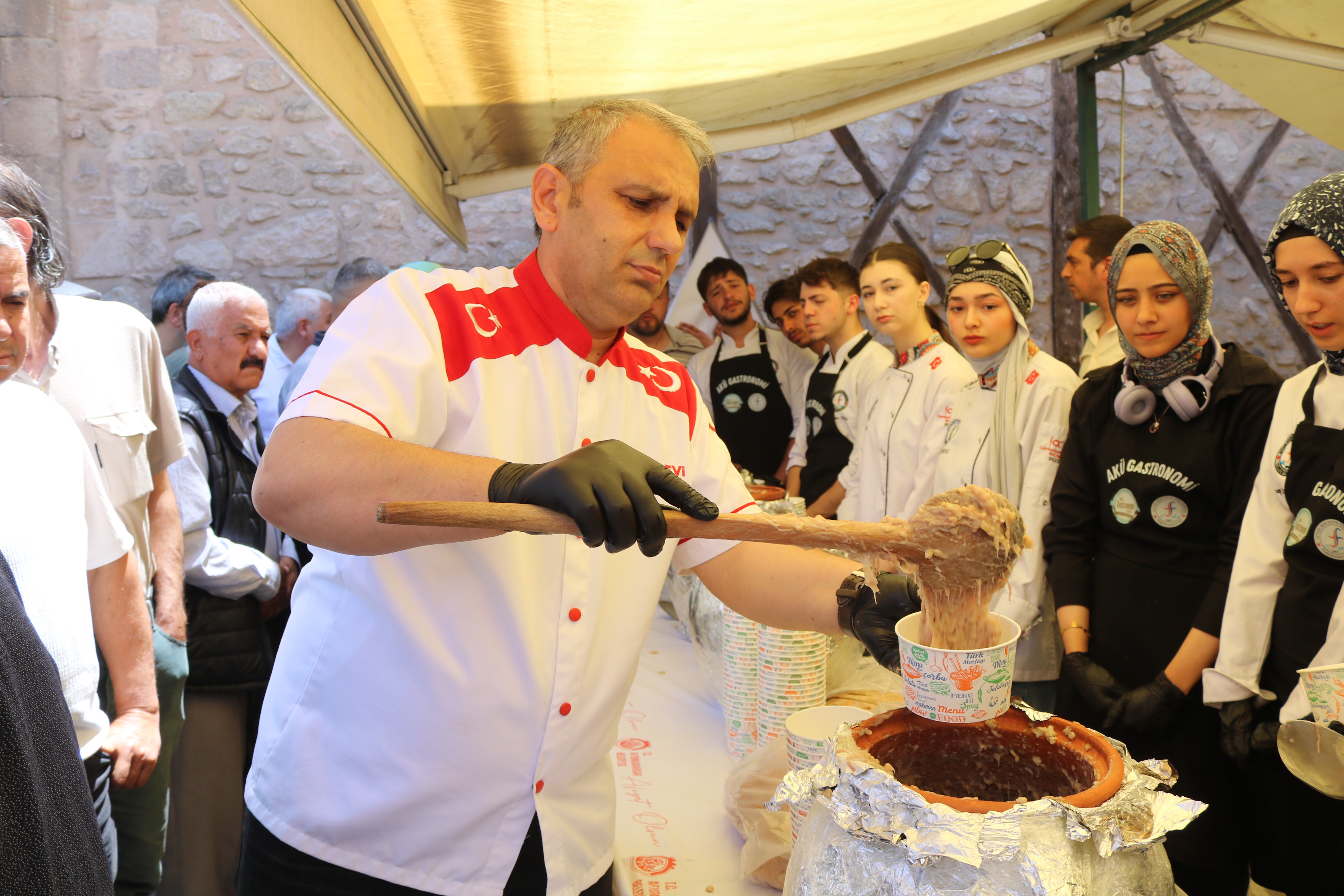 “Bizim mutfağımızda önce insan pişer”