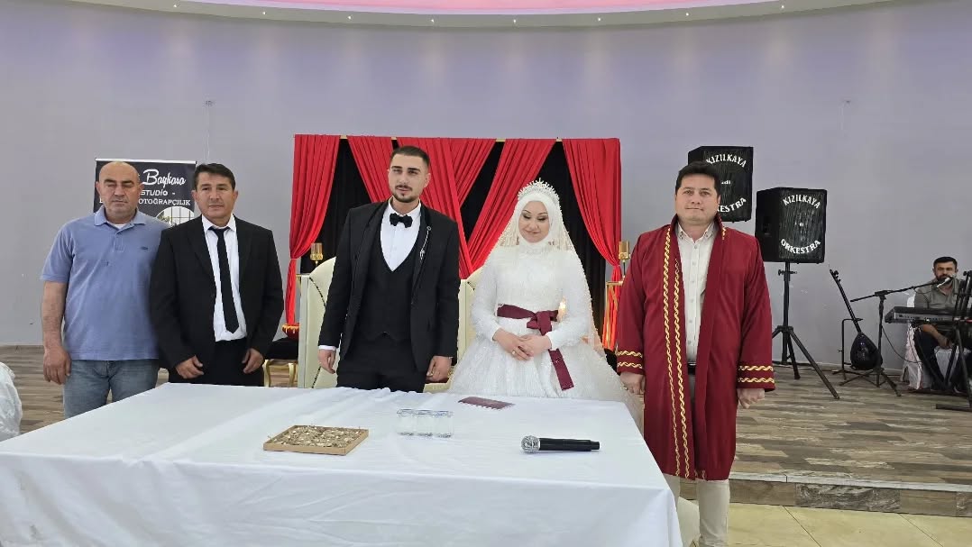 BAŞKAN AYNACI GENÇ ÇİFTİN NİKAHINI KIYDI