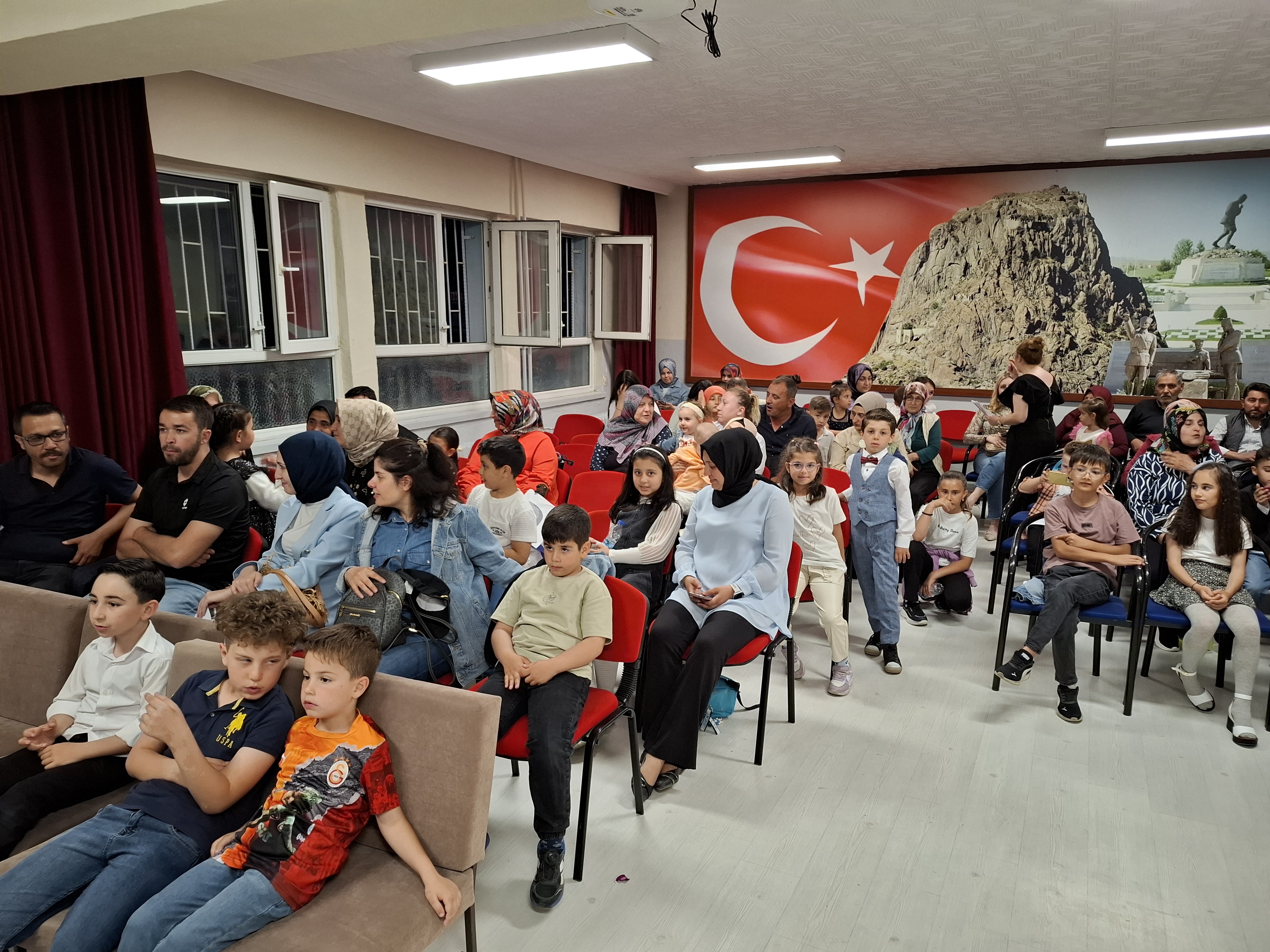 Minik Öğrencilerin Okuma Bayramı Sevinci Fatih İlkokulu'nda Coşkuyla Kutlandı
