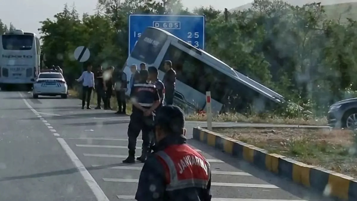 Tur Otobüsü Şarampole Düştü: 16 Yaralı