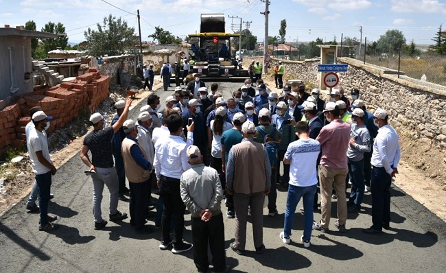 İLK KEZ BİR KÖY YOLUNDA BETON ASFALT UYGULANDI