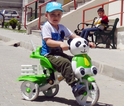 ÇOCUKLAR PARKLARA AKIN ETTİ