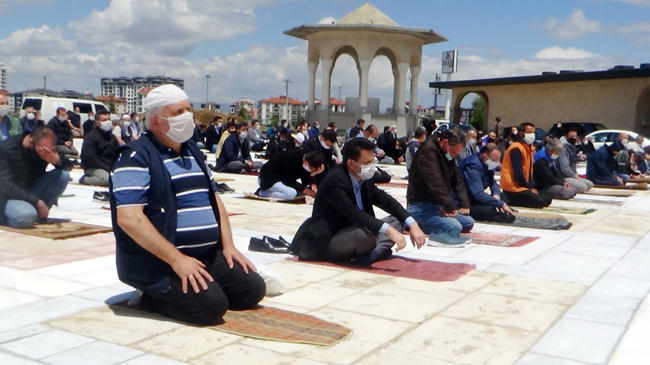565 YILLIK TARİHİ CAMİDE İLK CUMA NAMAZI