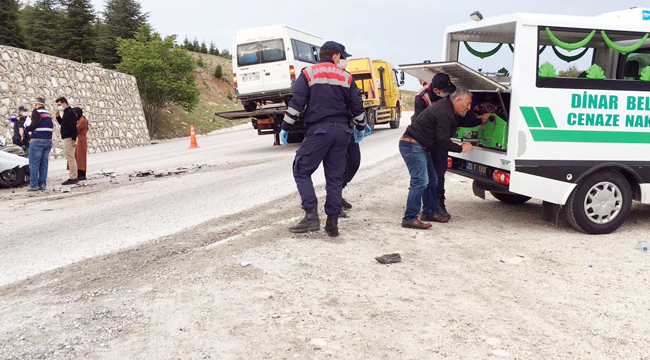 MİNİBÜS OTOMOBİL İLE ÇARPIŞTI: 2 ÖLÜ 8 YARALI