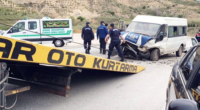 MİNİBÜS OTOMOBİL İLE ÇARPIŞTI: 2 ÖLÜ 8 YARALI