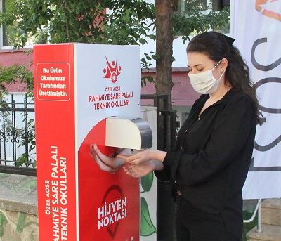 ÖĞRENCİLERİN GELİŞTİRDİĞİ CİHAZLAR VATANDAŞLARIN DEZENFEKTAN İHTİYACINI KARŞILIYOR