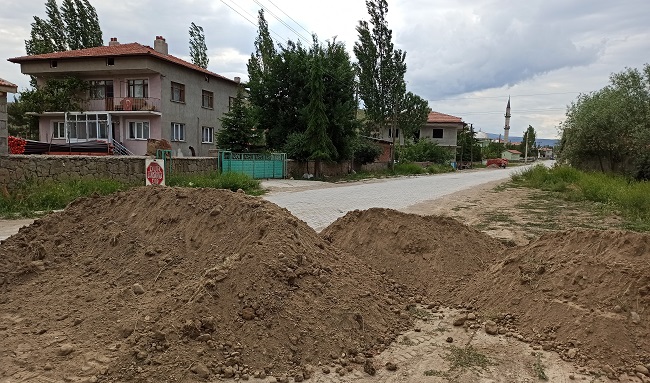 3 BİN NÜFUSLU KÖY GİRİŞ ÇIKIŞLARA KAPATILDI