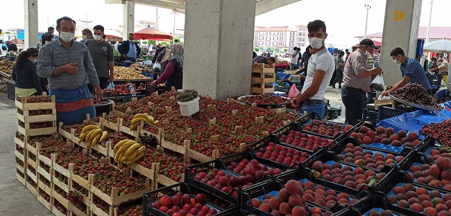 SOSYAL MESAFEYİ YİNE HİÇE SAYDILAR
