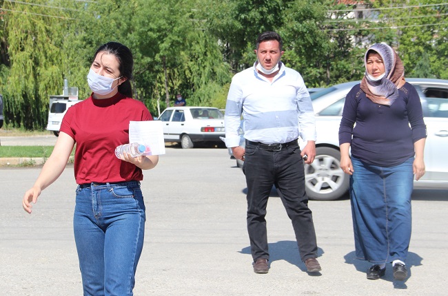 ÖĞRENCİLER İÇERİDE, AİLELER DIŞARIDA TER DÖKTÜ