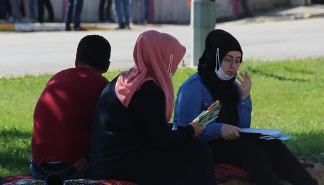 ÖĞRENCİLER İÇERİDE, AİLELER DIŞARIDA TER DÖKTÜ